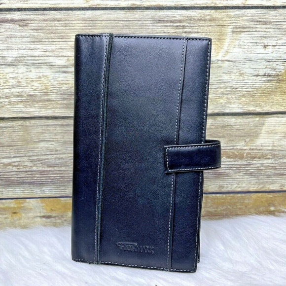 Leed's Bags Leeds Highmark Black Genuine Leather Travel Wallet